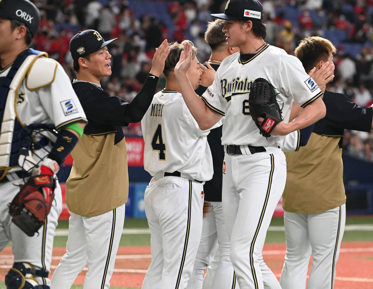 オリックス対広島　8回を無失点に抑える力投を見せたオリックス山本（左から2人目）は山崎颯らナインをタッチで迎える（撮影・和賀正仁）