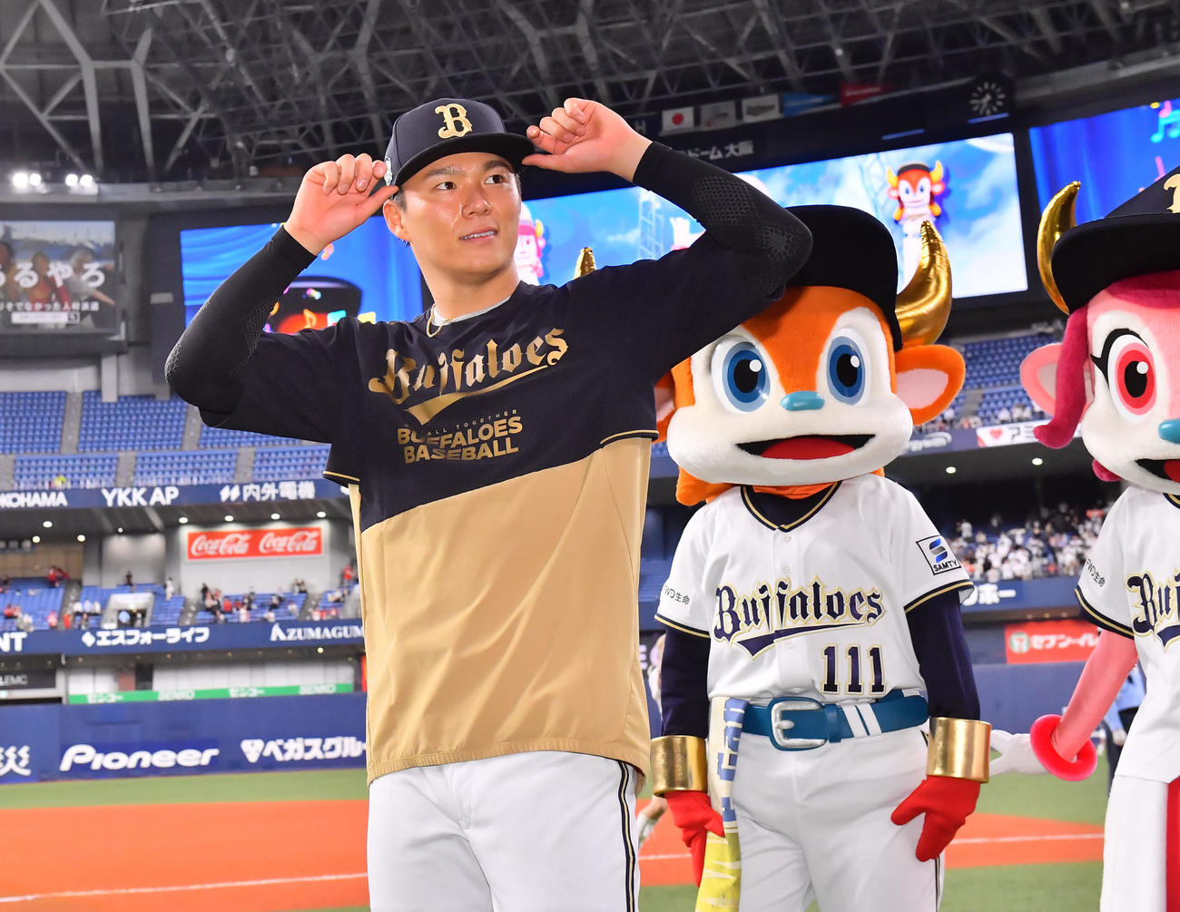 オリックス対広島　8回を無失点に抑える力投を見せたオリックス山本はファンの声援に笑顔で応える（撮影・和賀正仁）