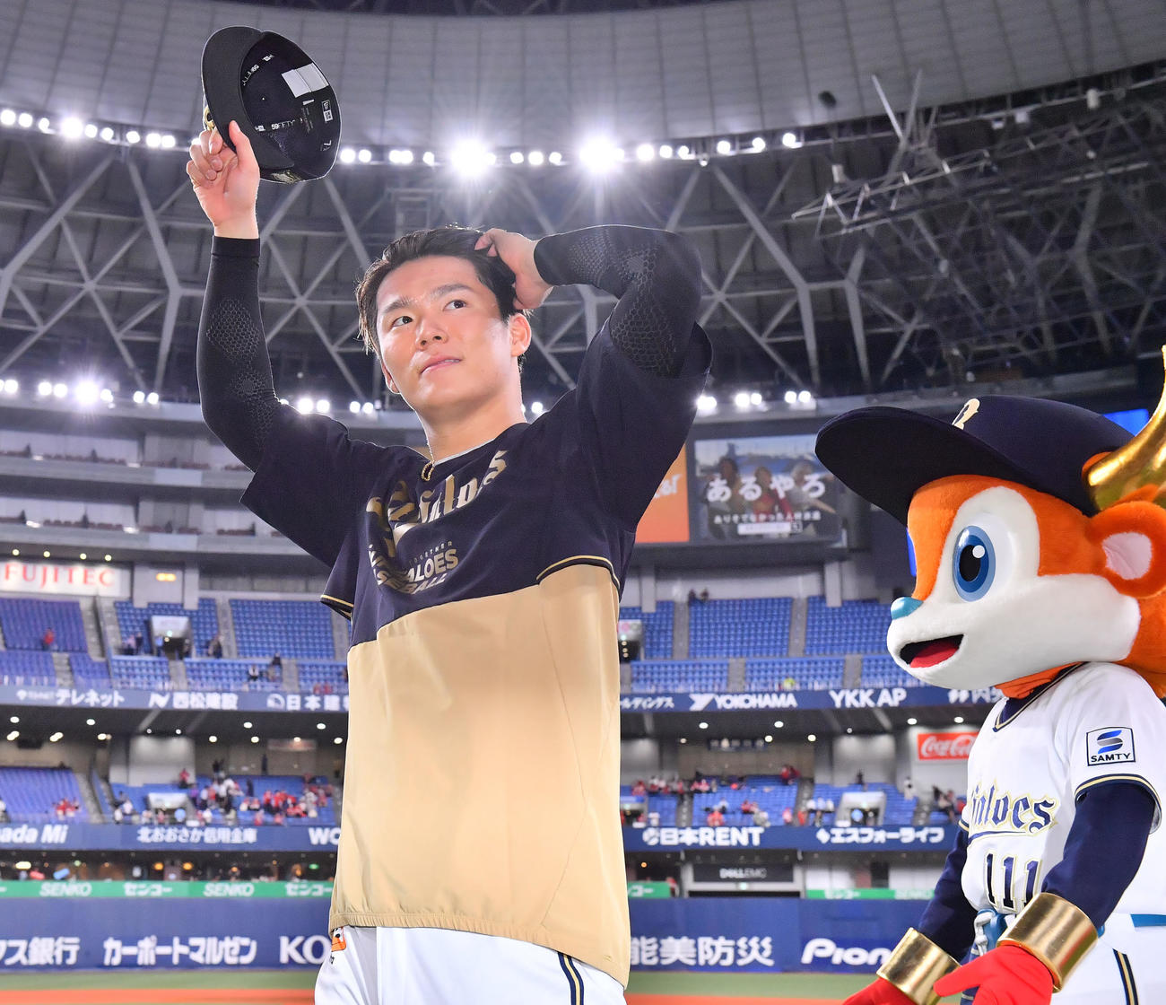 オリックス対広島　8回を無失点に抑える力投を見せたオリックス山本はファンの声援に笑顔で応える（撮影・和賀正仁）