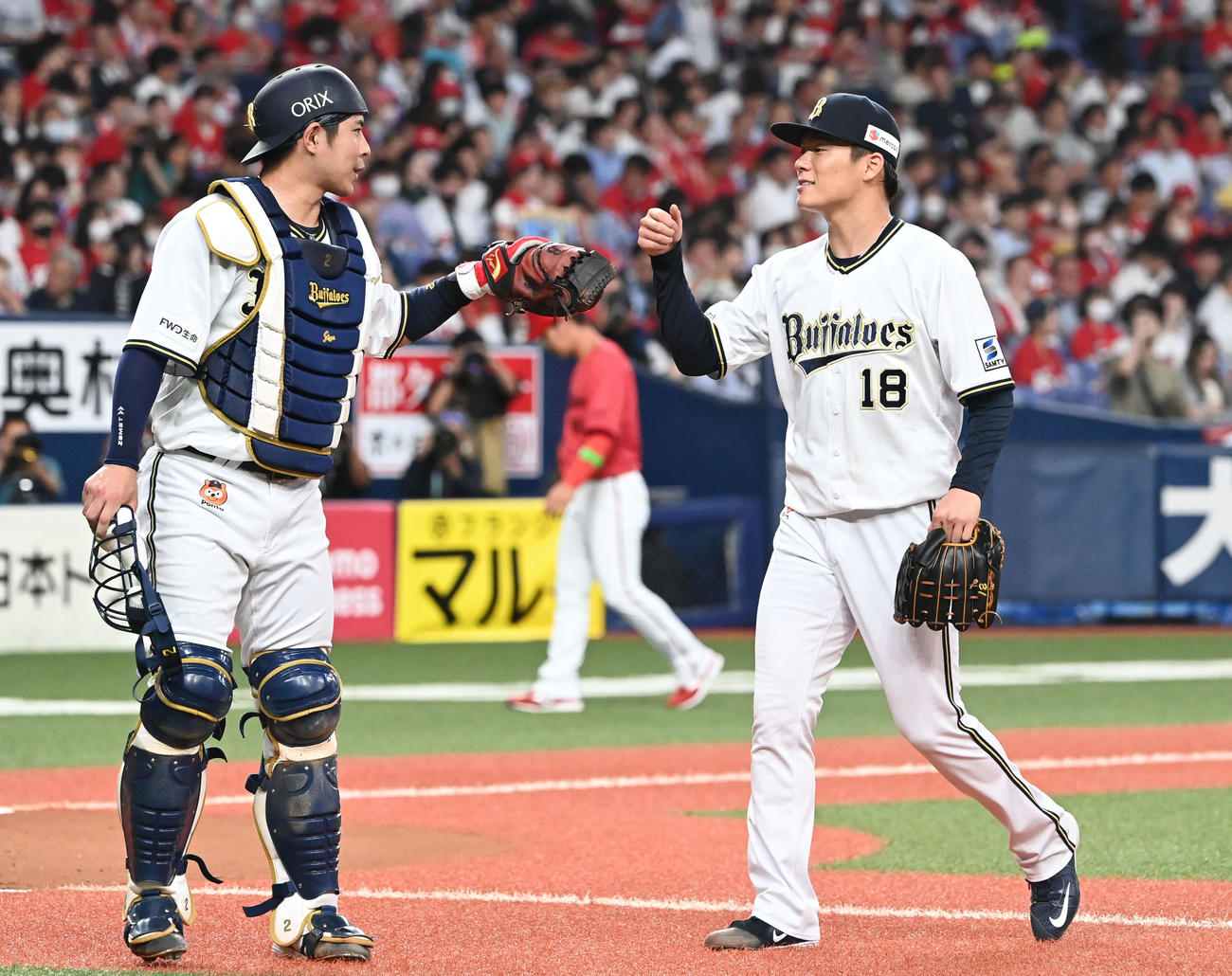 オリックス対広島　4回を終え捕手若月（左）とグータッチでベンチに戻るオリックス山本（撮影・和賀正仁）