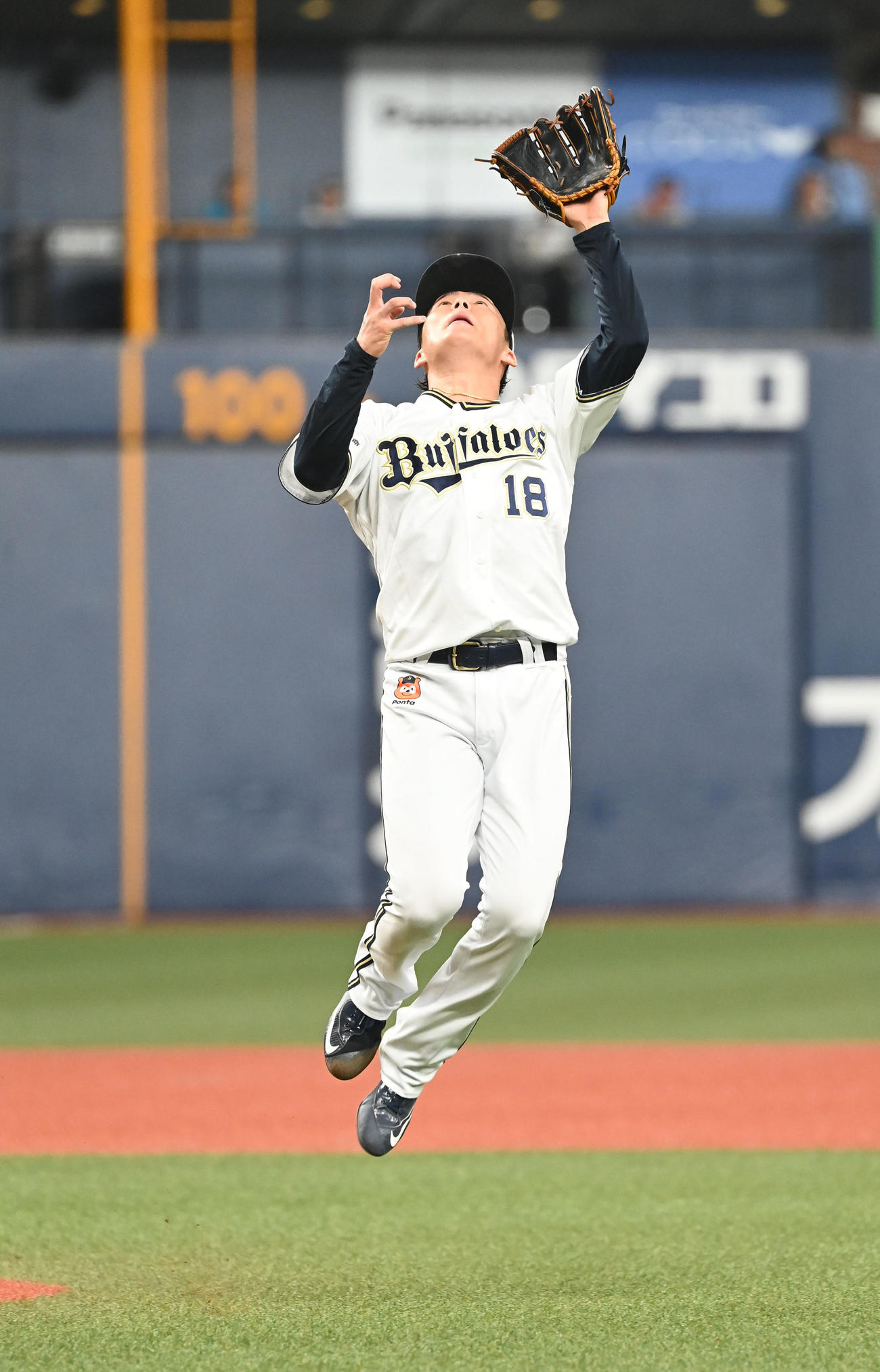 オリックス対広島　8回表広島2死、田中の打球にジャンプして好捕する山本（撮影・和賀正仁）