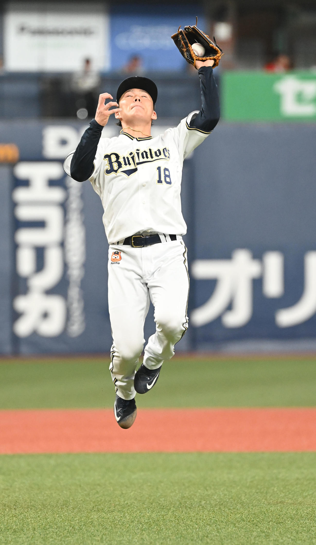 オリックス対広島　8回表広島2死、田中の打球にジャンプして好捕する山本（撮影・和賀正仁）
