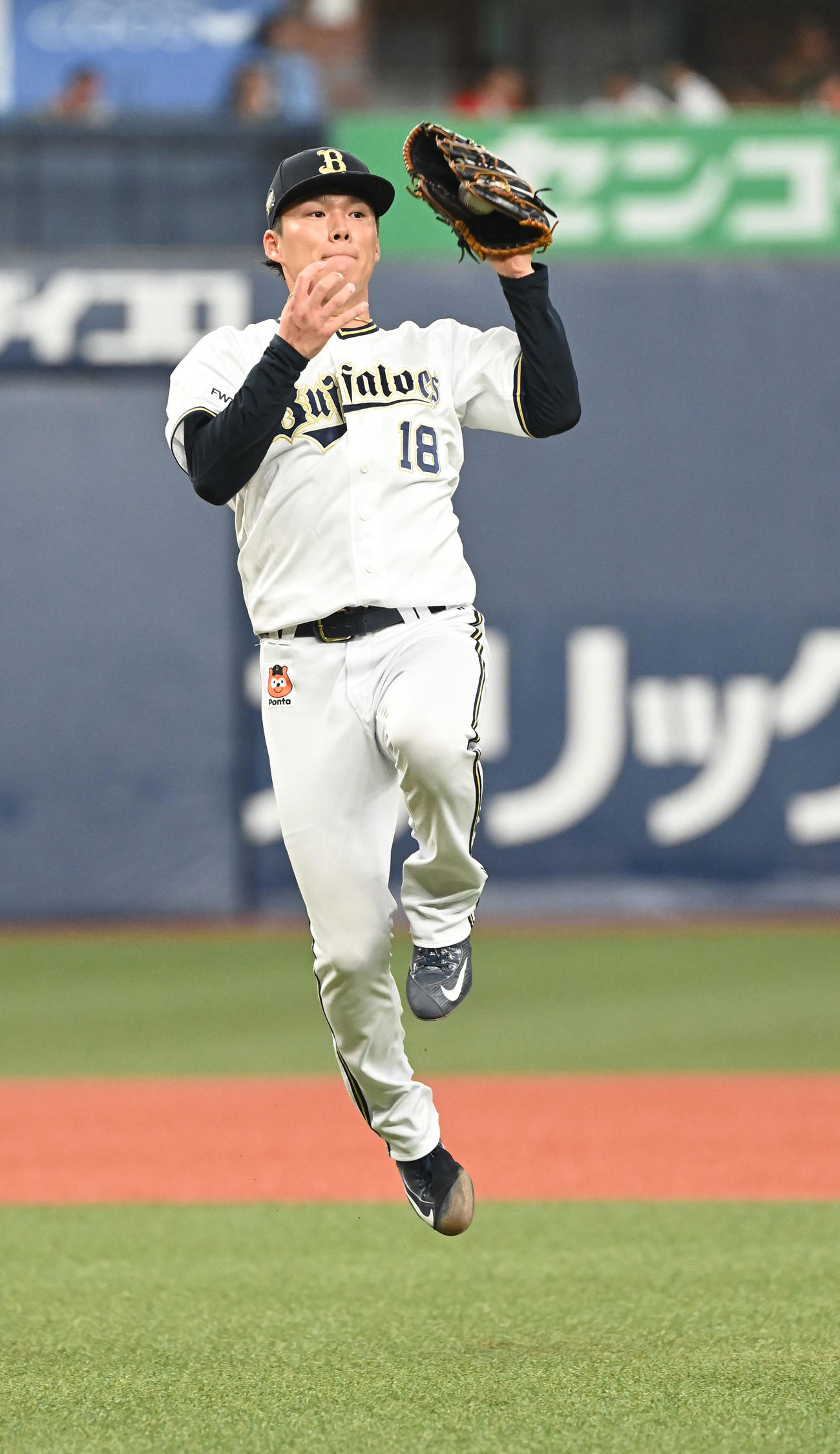 オリックス対広島　8回表広島2死、田中の打球にジャンプして好捕する山本（撮影・和賀正仁）