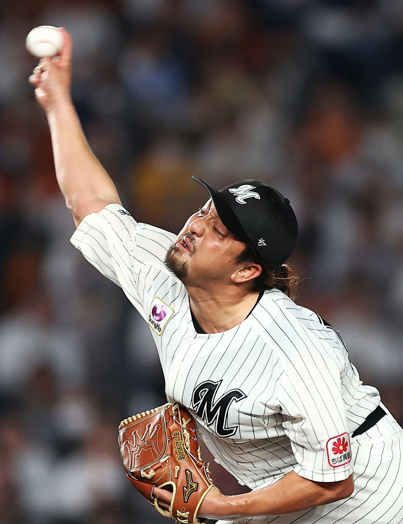 ロッテ対巨人　8回表、ロッテ2番手で力投する沢村（撮影・河田真司）