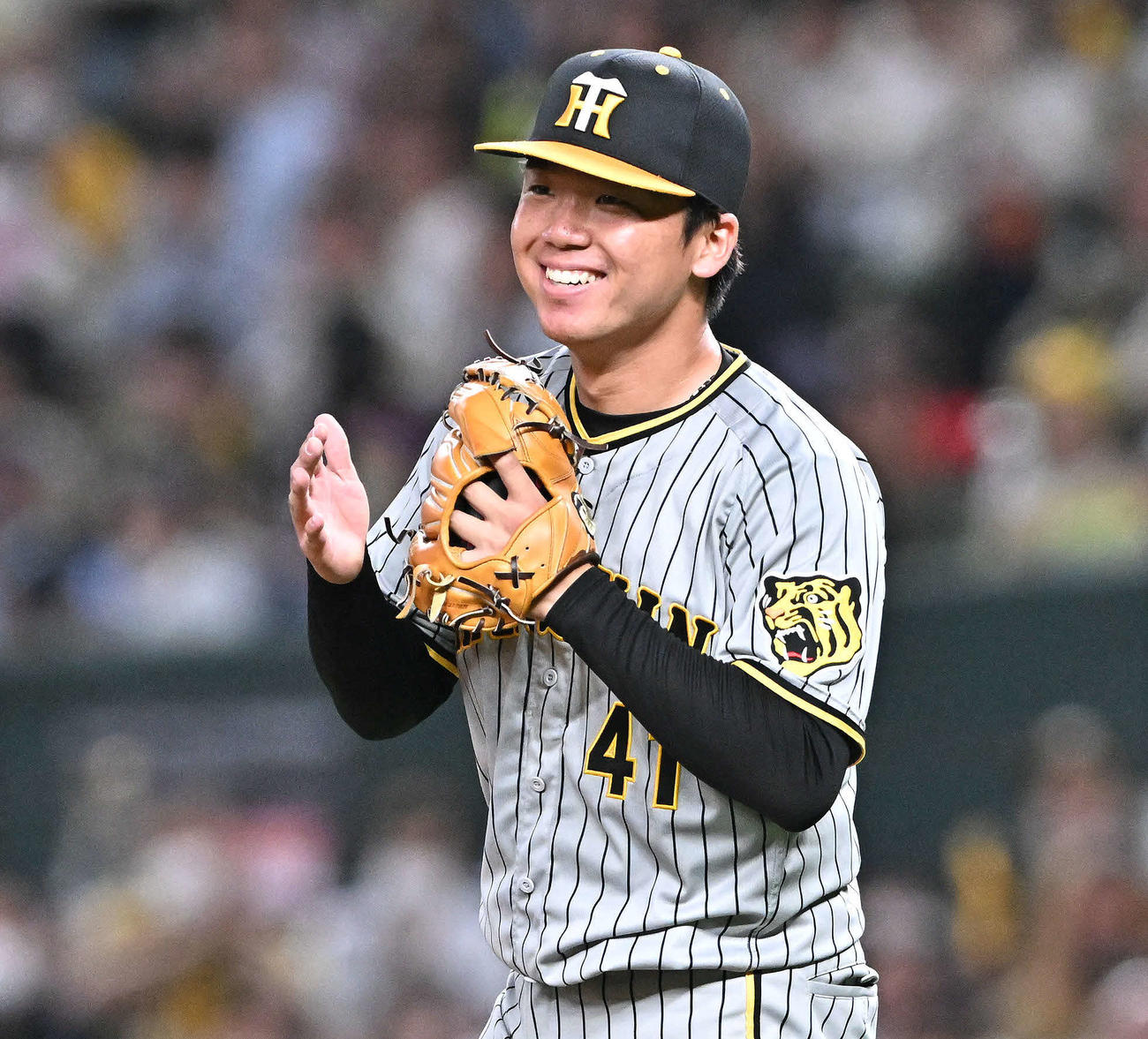 西武対阪神　7回裏西武無死、源田の打球で好守を見せた三塁手佐藤輝に拍手を送る村上（撮影・滝沢徹郎）