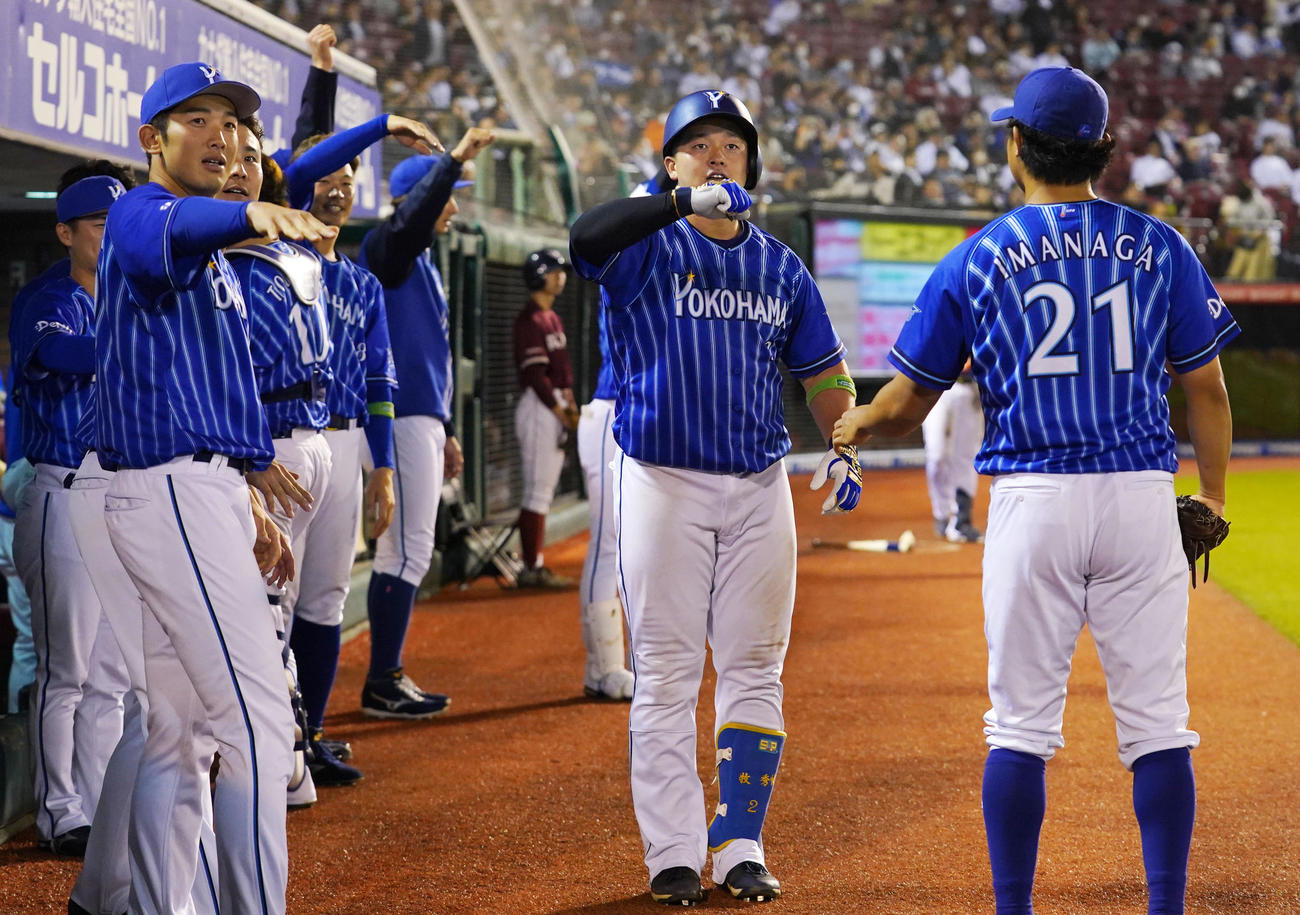 楽天対DeNA 9回表DeNA2死、左越え本塁打を放ちデスターシャを決める牧（右から2人目）（撮影・横山健太）
