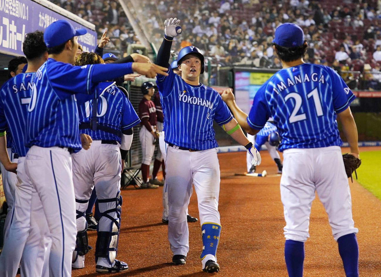 楽天対DeNA 9回表DeNA2死、左越え本塁打を放ちデスターシャを決める牧（右から2人目）（撮影・横山健太）