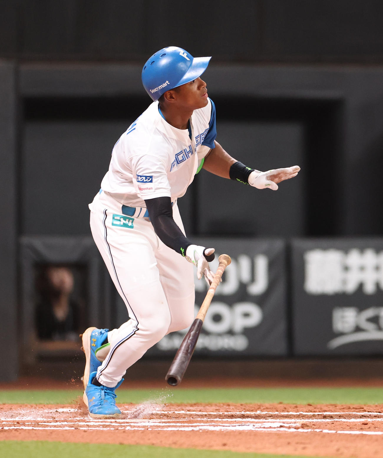 日本ハム対ヤクルト　6回裏日本ハム2死、万波は勝ち越しとなる中越え本塁打を放つ（撮影・佐藤翔太）