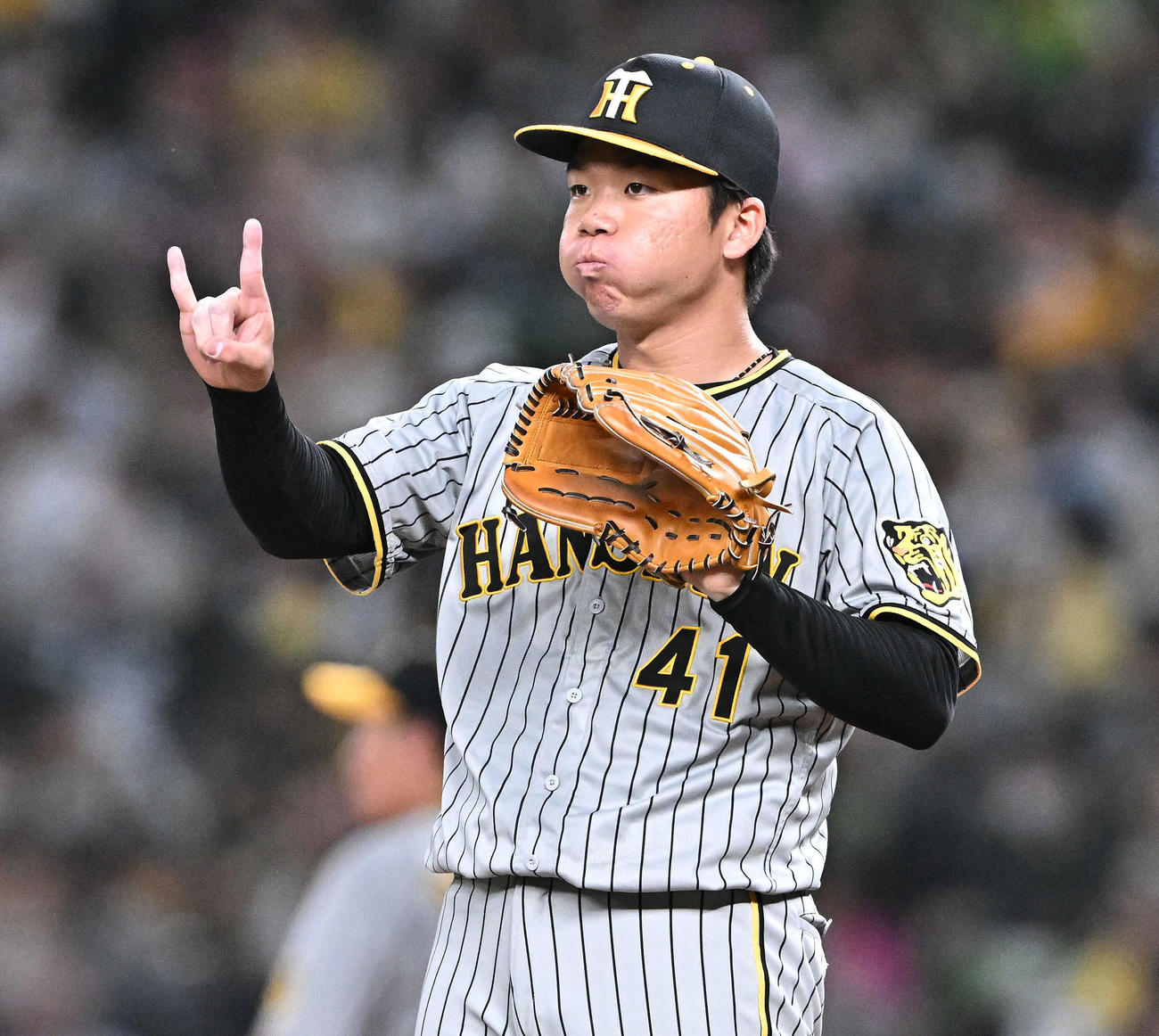西武対阪神　ナインとアウトカウントを確認する阪神先発の村上（撮影・滝沢徹郎）