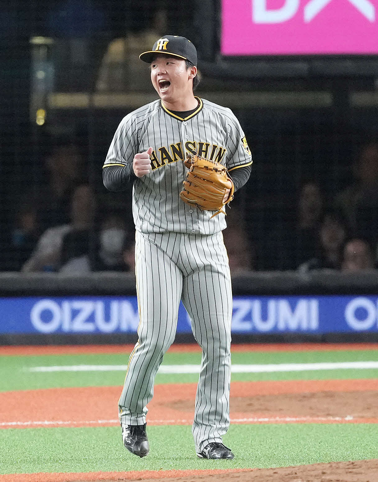 西武対阪神　8回裏西武2死、愛斗を左飛に仕留め、ガッツポーズする村上（撮影・鈴木みどり）