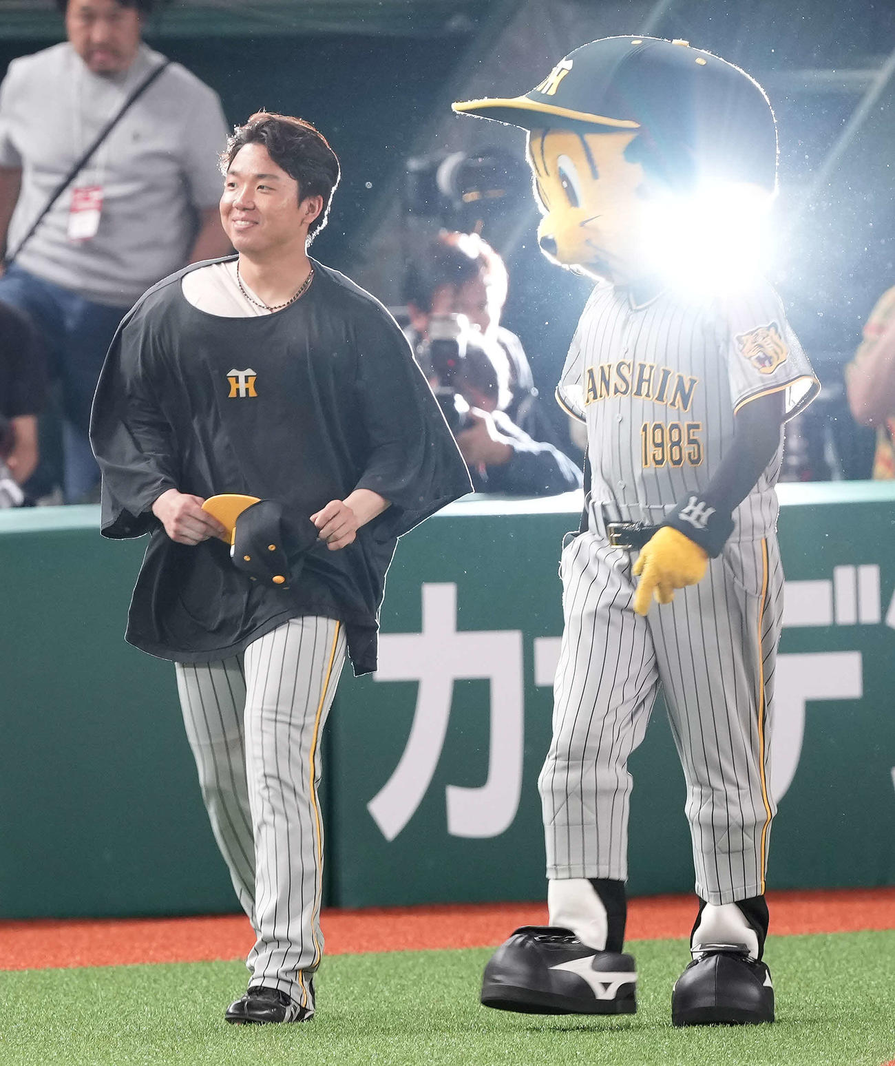 西武対阪神　ファンのもとへあいさつに向かう勝利投手の阪神村上（撮影・鈴木みどり）