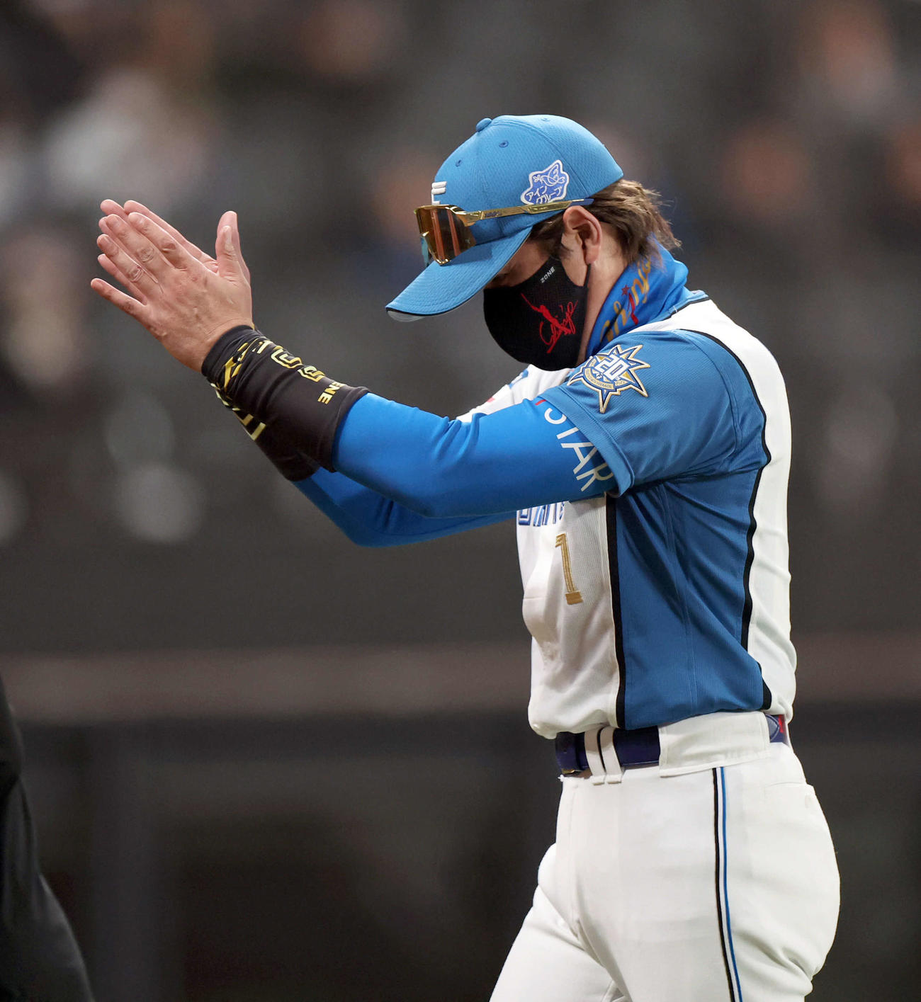 日本ハム対ヤクルト　一丁締めを終え手をたたきながら引き揚げる日本ハム新庄監督（撮影・佐藤翔太）