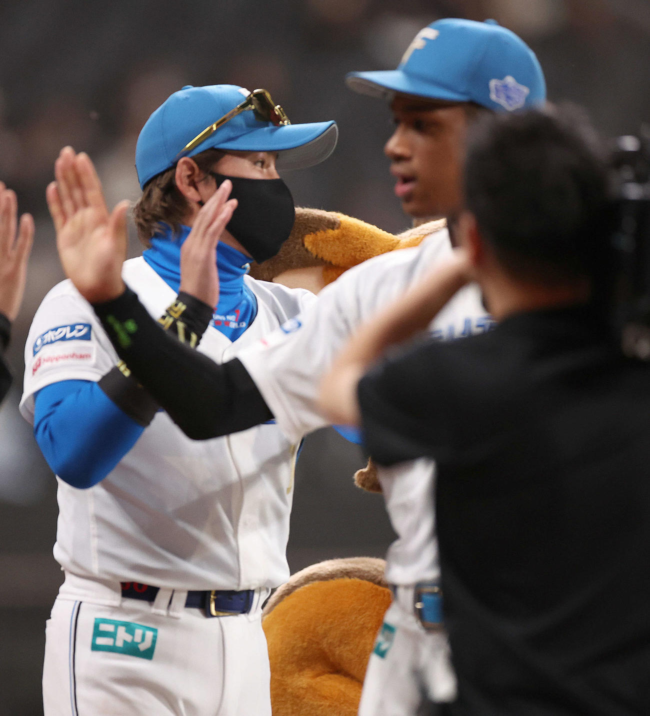 日本ハム対ヤクルト　ヤクルトに勝利し日本ハム新庄監督（左後方）は万波を出迎える（撮影・佐藤翔太）
