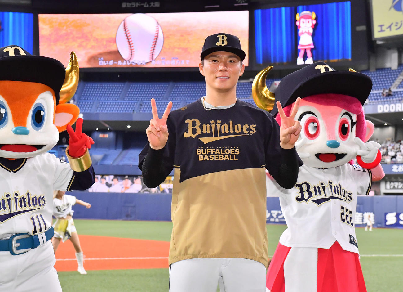 オリックス対広島　8回無失点で勝利投手のオリックス山本は勝利のVサイン（撮影・和賀正仁）