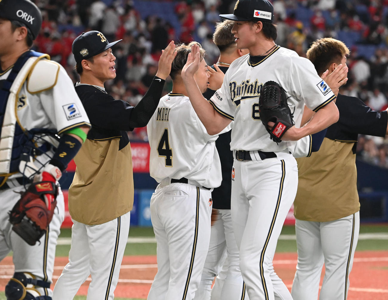 オリックス対広島　8回を無失点に抑える力投を見せたオリックス山本はナインをタッチで迎える（撮影・和賀正仁）