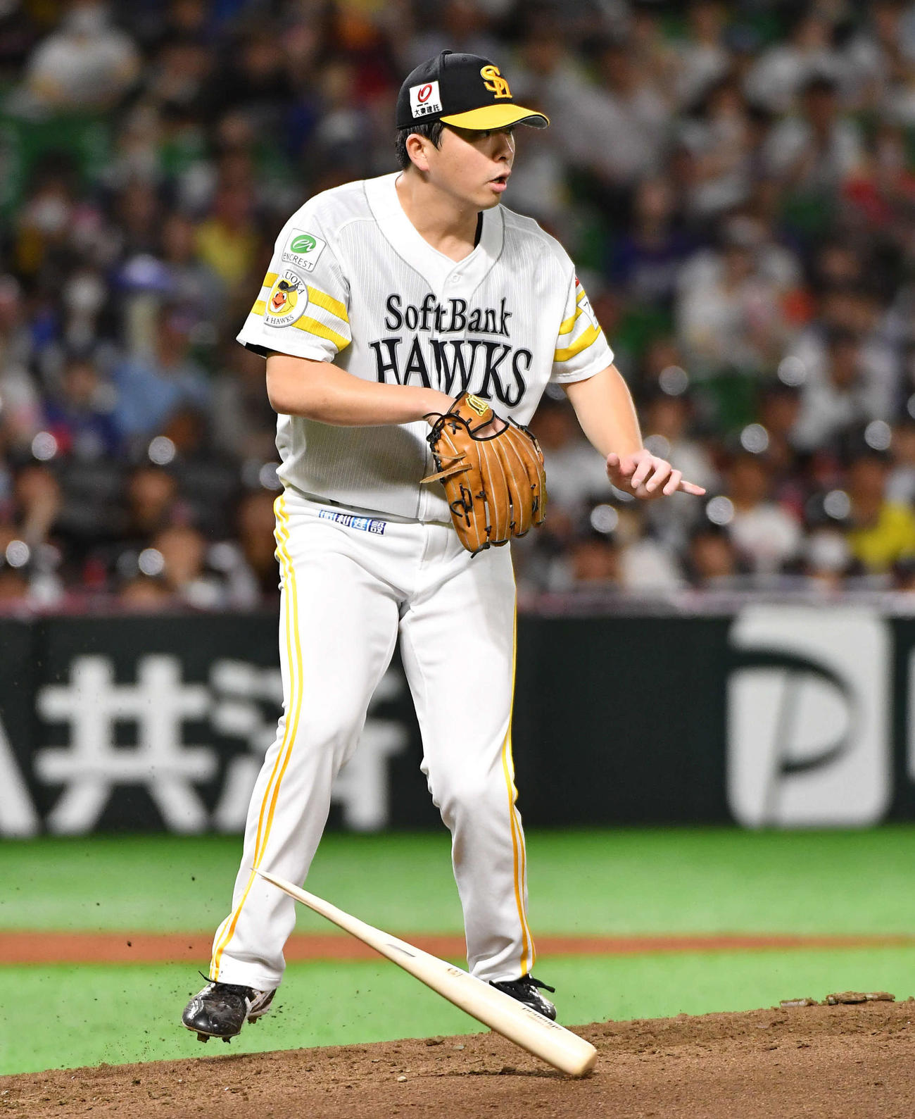 ソフトバンク対中日　3回表中日2死一、二塁、細川のバットを折り、二ゴロに抑えた大関（撮影・岩下翔太）