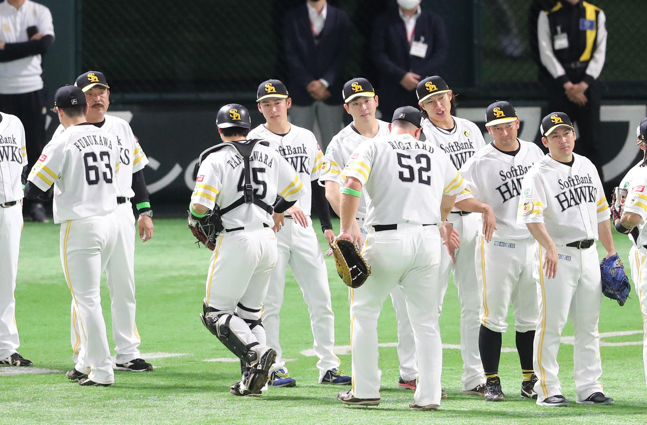 ソフトバンク対中日　勝利投手となった大関はナインを出迎える（撮影・梅根麻紀）