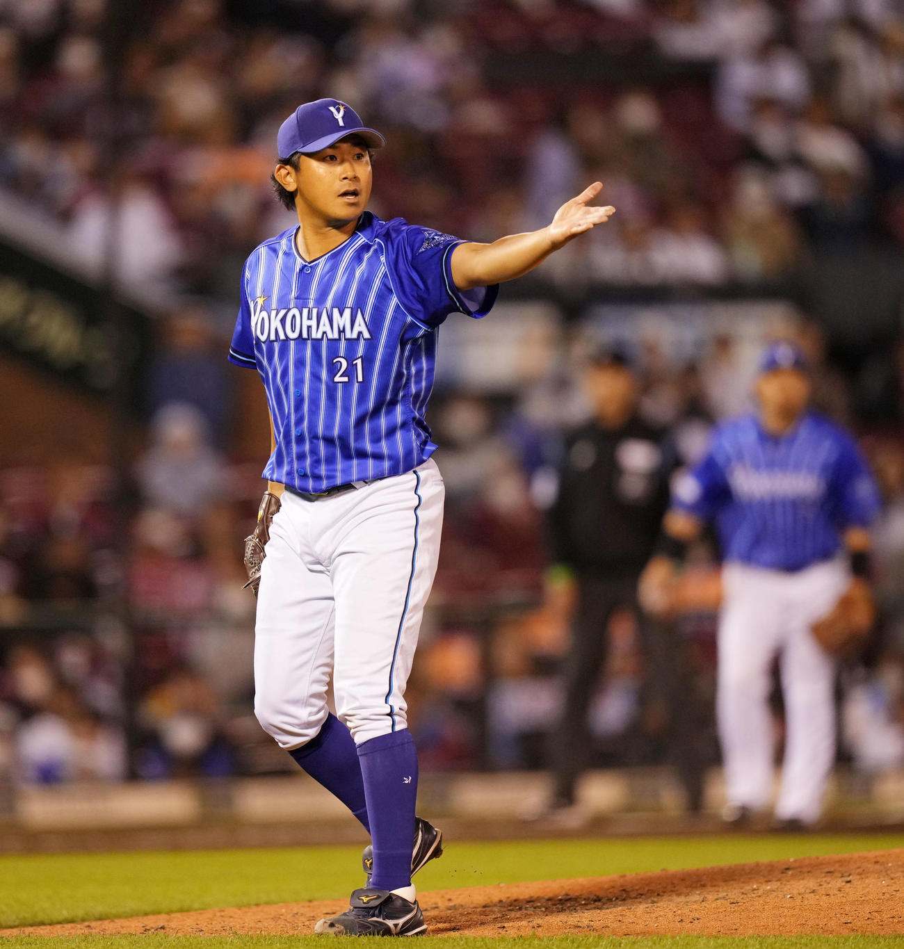 楽天対DeNA 8回裏楽天2死一、　二塁、福家塁審にスイングを確認する今永（撮影・横山健太）