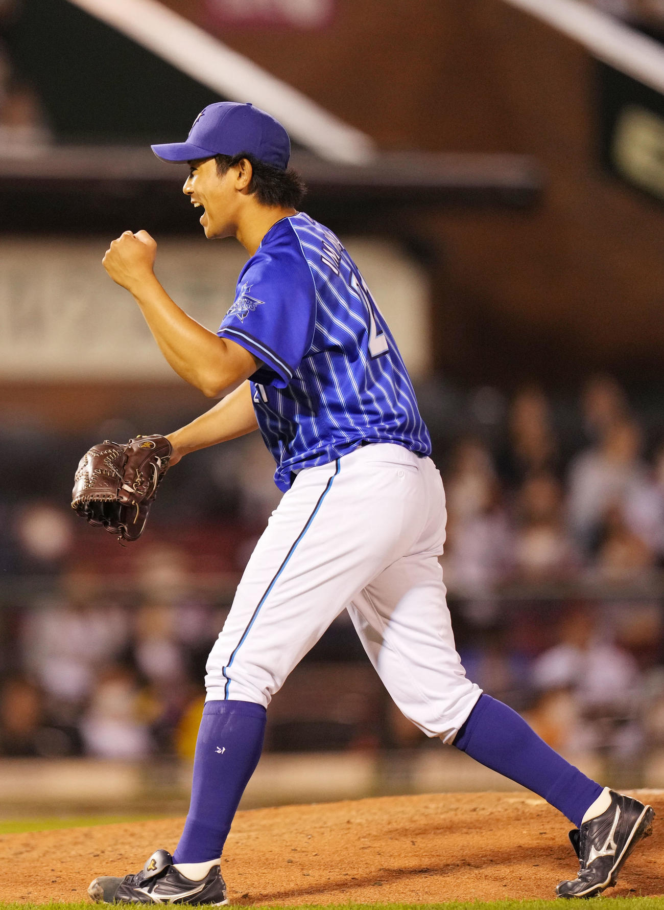 楽天対DeNA　楽天に完投勝利しガッツポーズするDeNA今永（撮影・横山健太）
