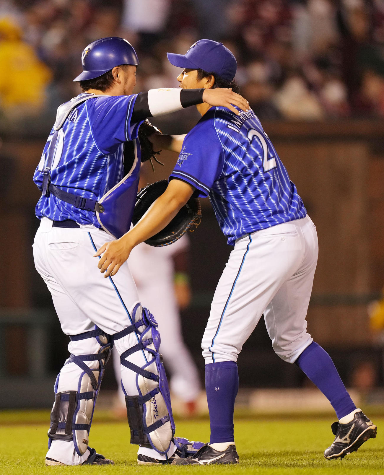 楽天対DeNA　楽天に完投勝利し抱き合うDeNA今永（右）と戸柱（撮影・横山健太）