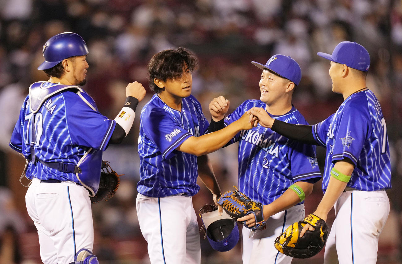 楽天対DeNA　楽天に勝利しタッチを交わすDeNAナイン。左から戸柱、今永、牧、佐野（撮影・横山健太）