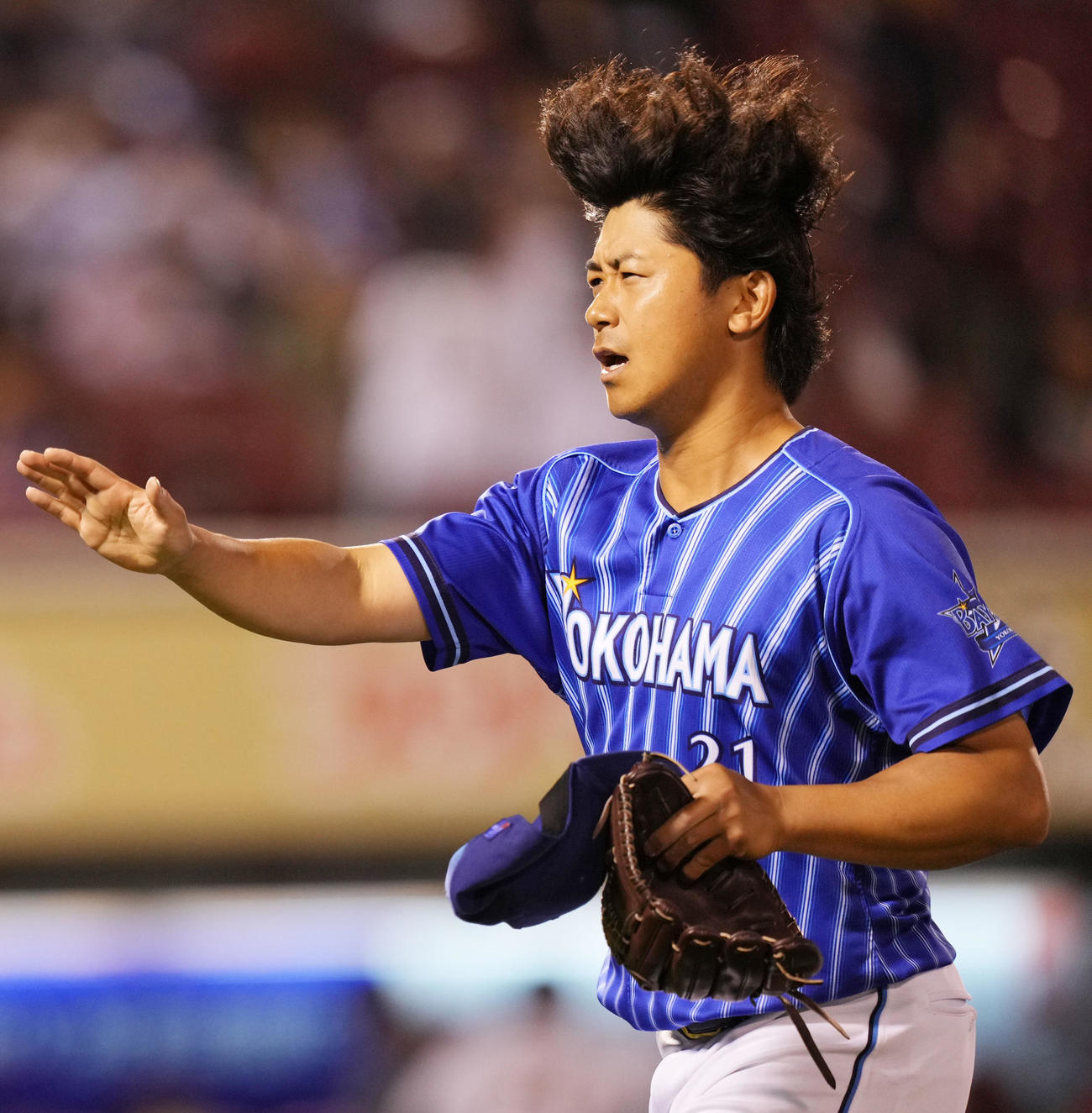 楽天対DeNA　楽天に完投勝利し髪を逆立ててナインとタッチを交わすDeNA今永（撮影・横山健太）