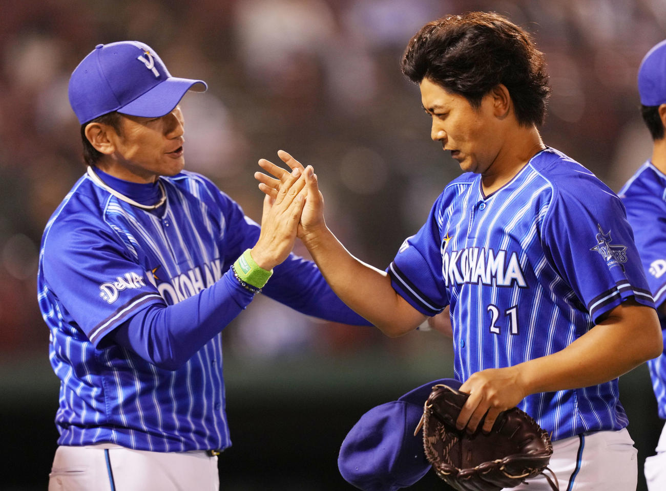 楽天対DeNA　楽天に完投勝利しDeNA三浦監督（左）とタッチを交わす今永（撮影・横山健太）