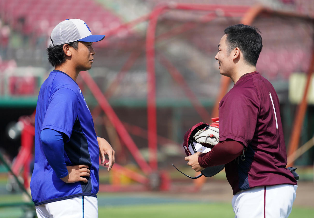 言葉を交わすDeNA今永（左）と楽天松井裕（撮影・横山健太）