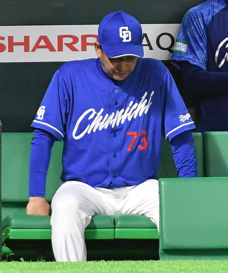 2回裏ソフトバンク2死二塁、ビシエドが中村晃の一ゴロを失策し、厳しい表情を見せる立浪監督（撮影・岩下翔太）