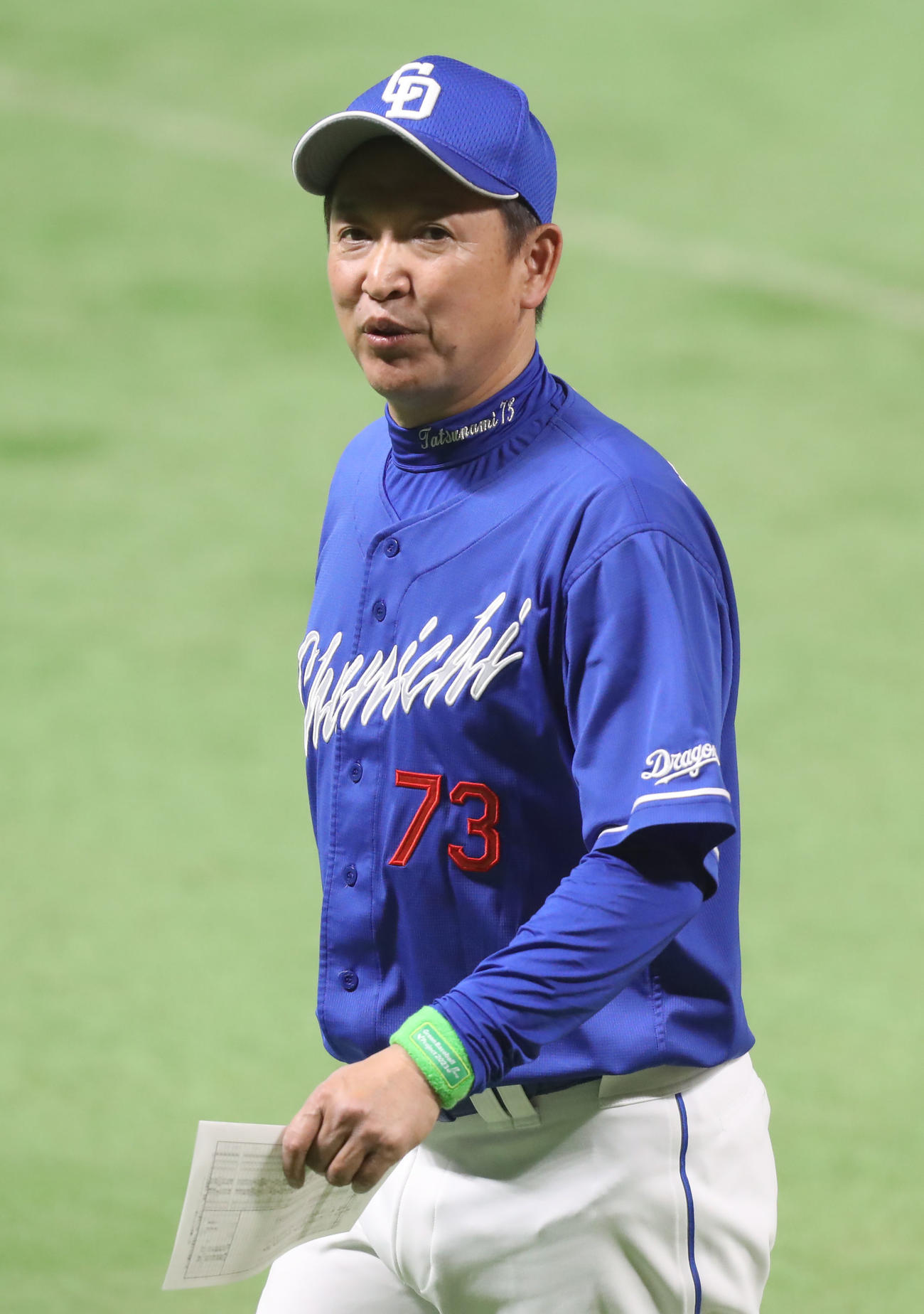 立浪監督はメンバー表を交換する（撮影・冨田成美）
