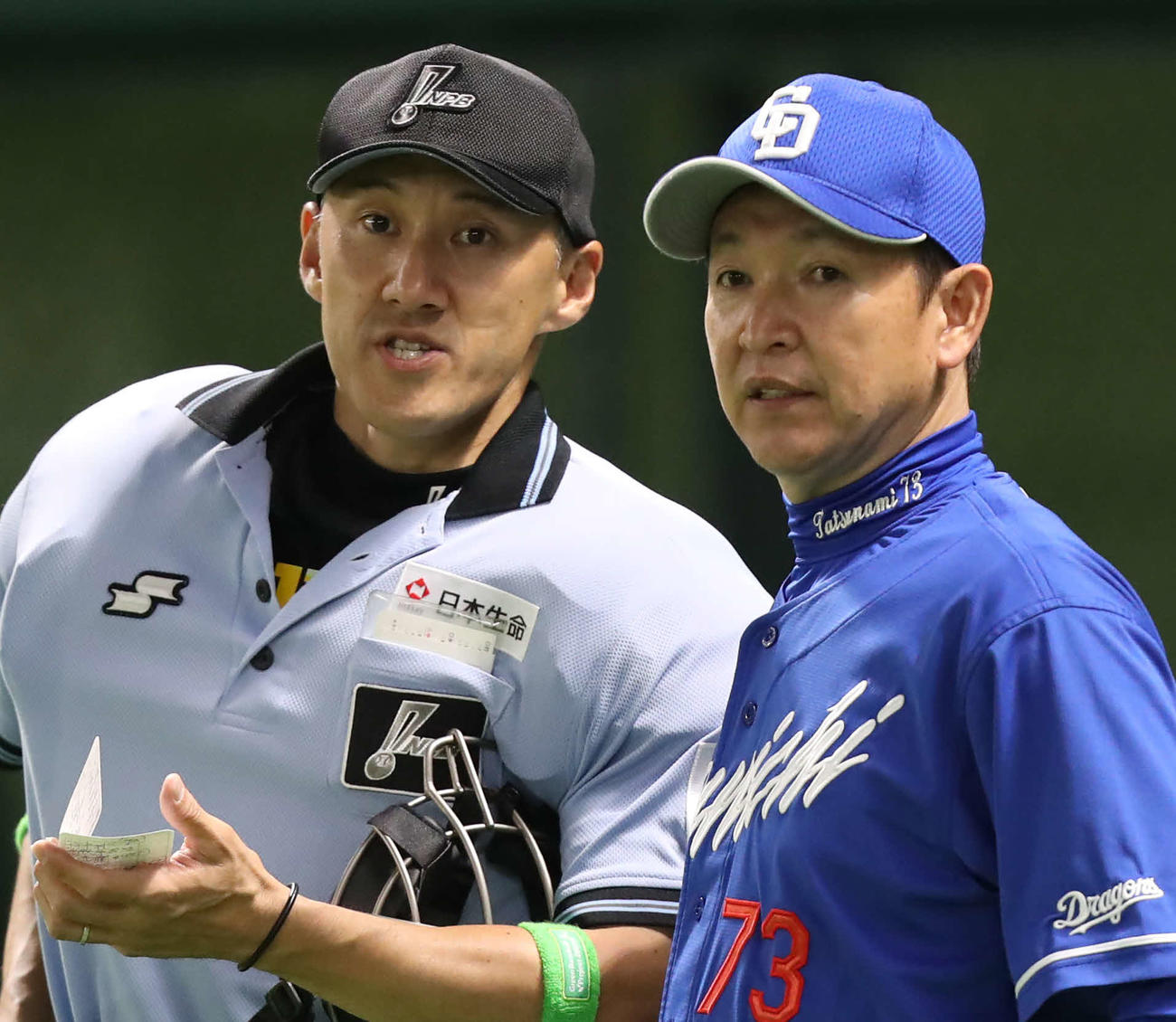 ソフトバンク対中日　8回、選手交代を告げる立浪監督（右）（撮影・冨田成美）