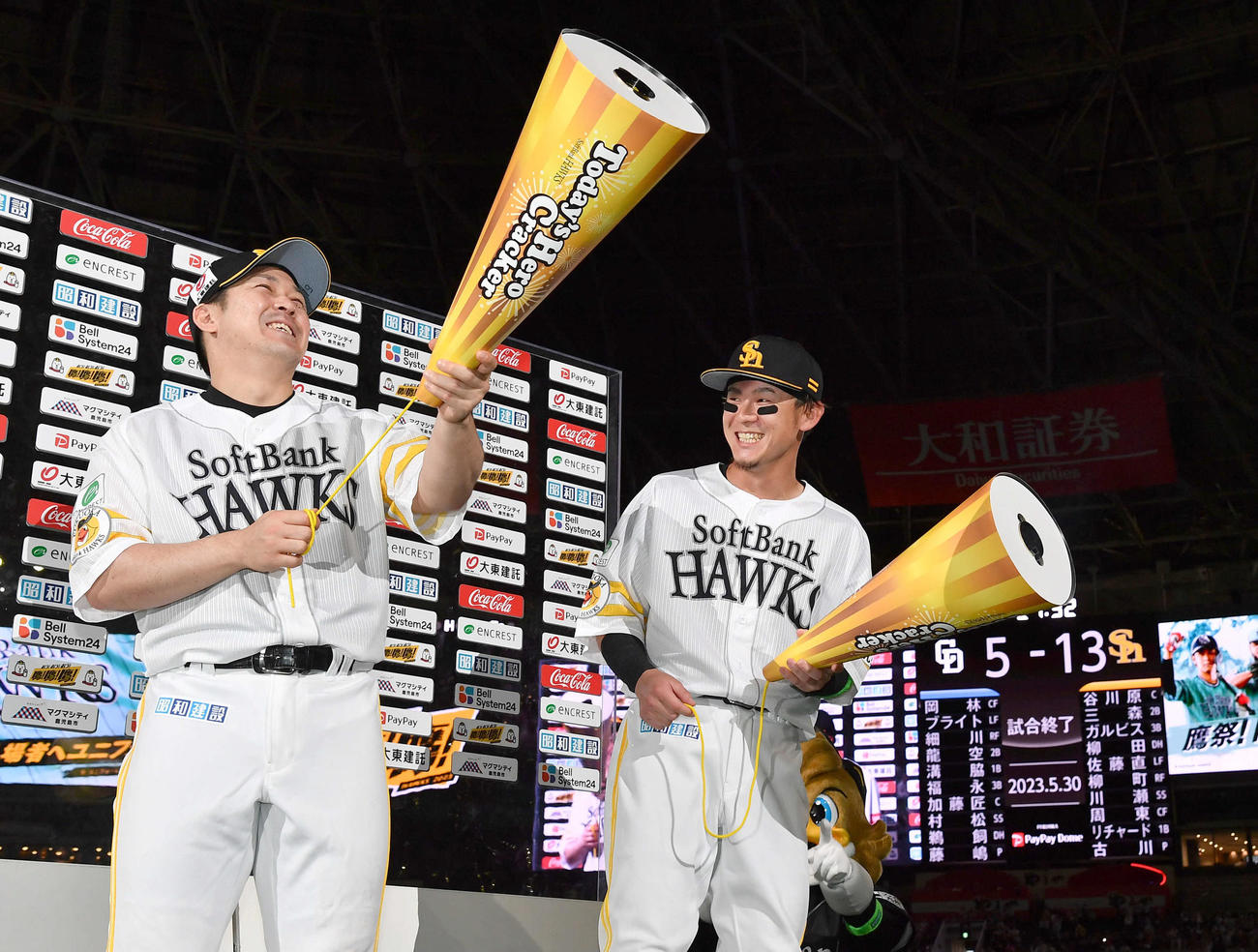 ソフトバンク対中日　お立ち台で牧原大（右）が勝利のクラッカーをフライングで発射してしまい、笑顔を見せる甲斐（撮影・岩下翔太）