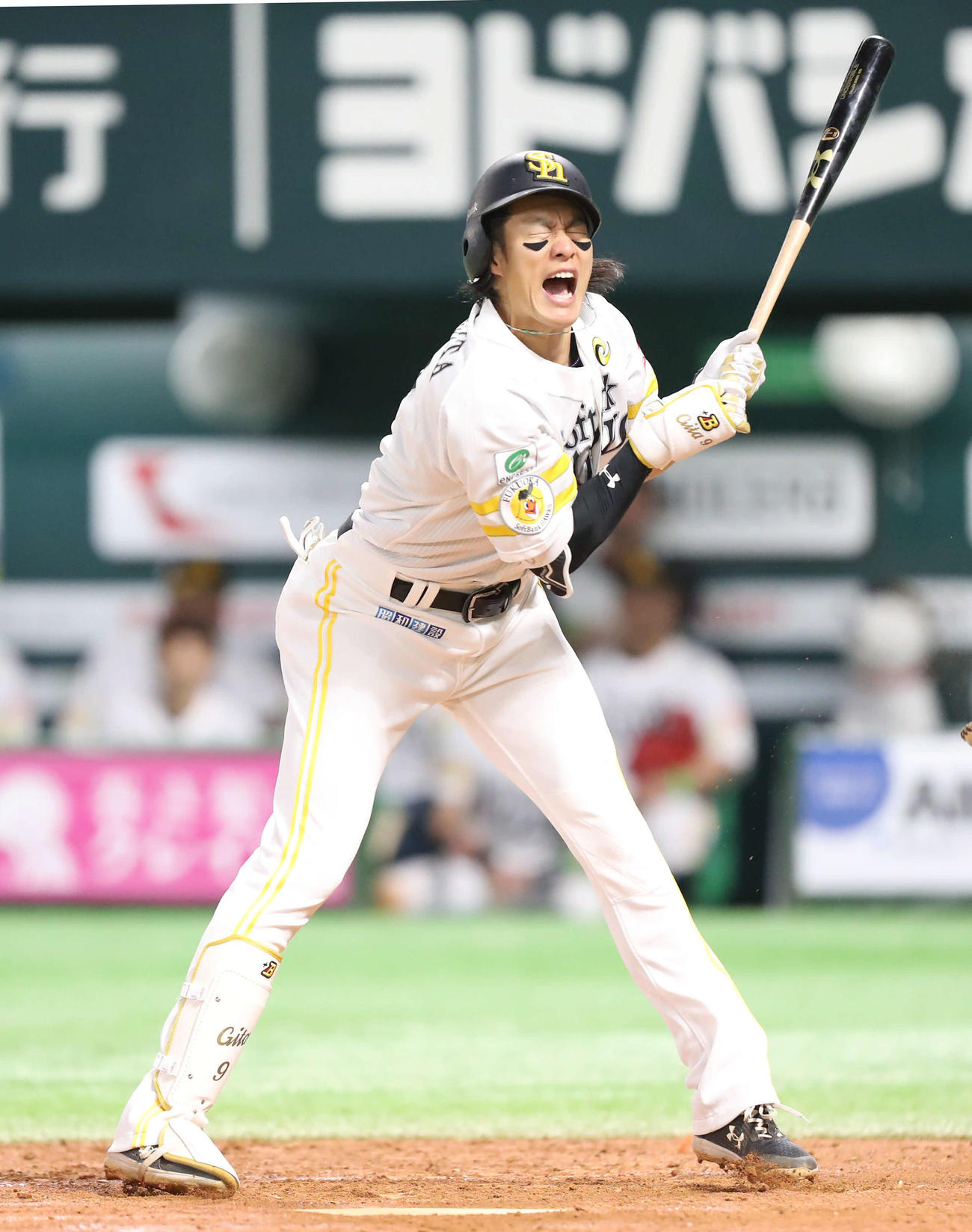 ソフトバンク対中日　4回裏ソフトバンク1死満塁、押し出しとなる死球を受ける柳田（撮影・冨田成美）