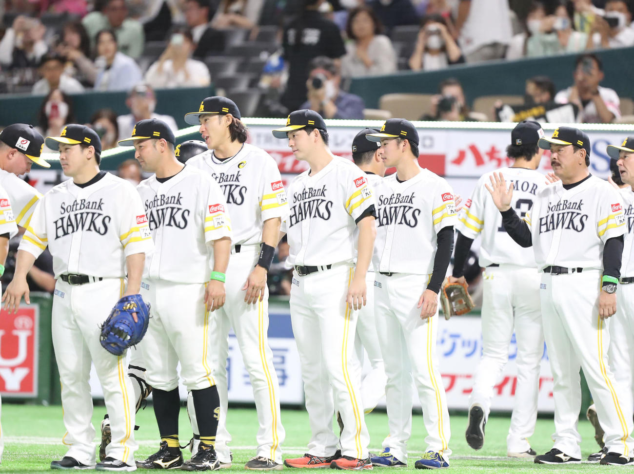 ソフトバンク対中日　中日に勝利しタッチを交わすナイン（撮影・冨田成美）
