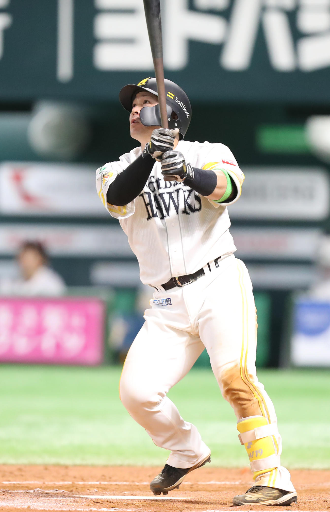 ソフトバンク対中日　6回裏ソフトバンク2死一塁、甲斐は左越えに2点本塁打を放つ（撮影・冨田成美）