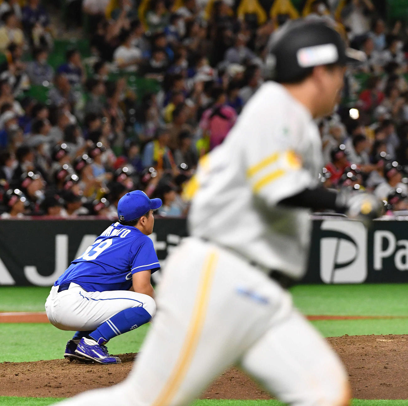 ソフトバンク対中日　6回裏ソフトバンク2死一塁、甲斐（右）に左越え2点本塁打を打たれ、肩を落とす山本（撮影・岩下翔太）