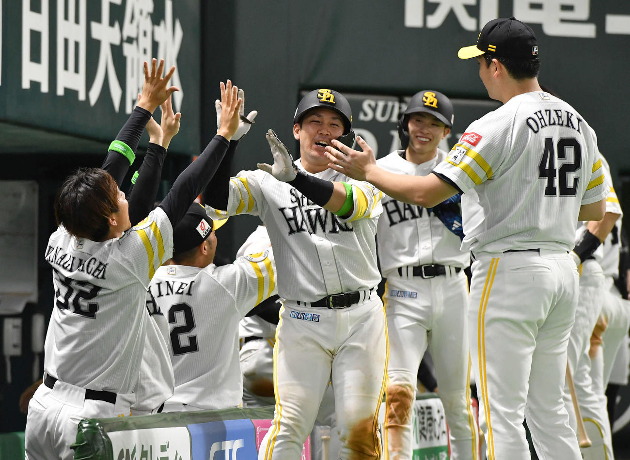 ソフトバンク対中日　6回裏ソフトバンク2死一塁、左越え2点本塁打を放ち、ナインと笑顔でタッチを交わす甲斐（撮影・岩下翔太）