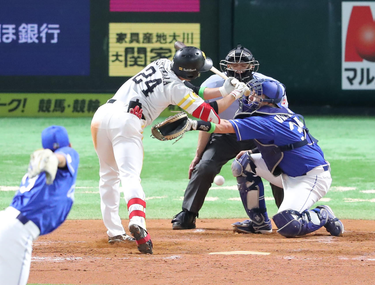 ソフトバンク対中日　4回裏ソフトバンク1死満塁、栗原は死球を受ける、押し出しとなる（撮影・梅根麻紀）