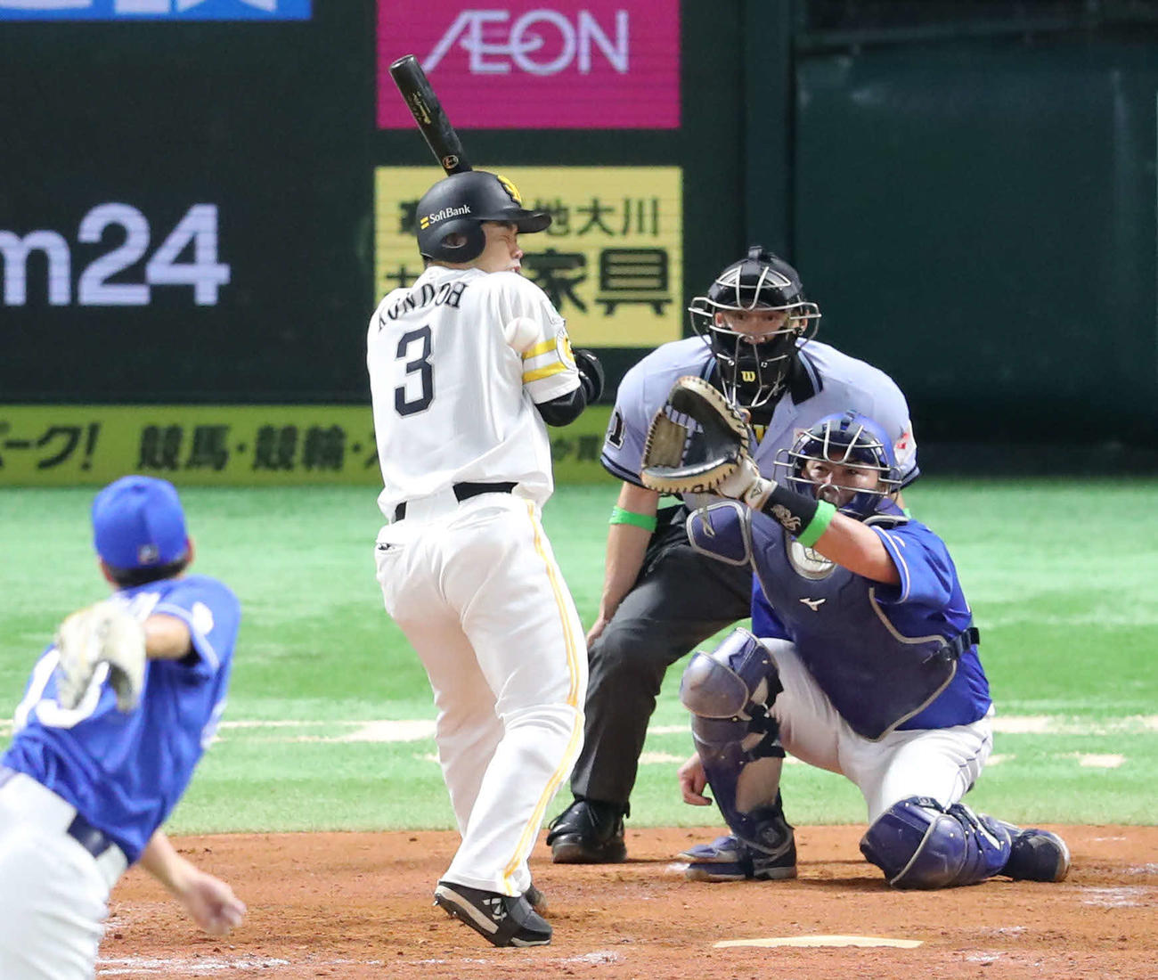 ソフトバンク対中日　4回裏ソフトバンク1死一、二塁、死球を受ける近藤（撮影・梅根麻紀）