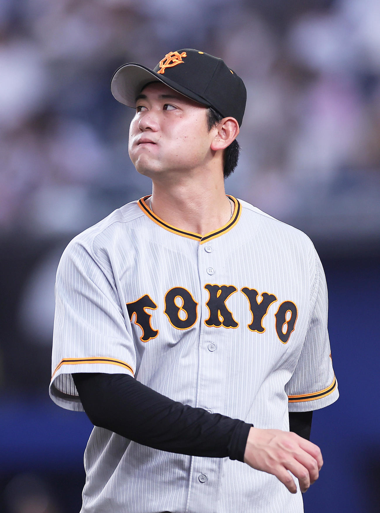ロッテ対巨人　2回を終え、浮かない表情でベンチに戻る巨人平内（撮影・足立雅史）
