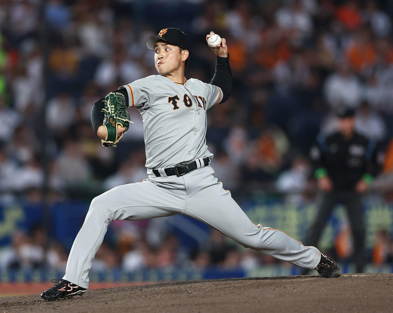 ロッテ対巨人　3回裏、巨人2番手で登板する高橋（撮影・河田真司）