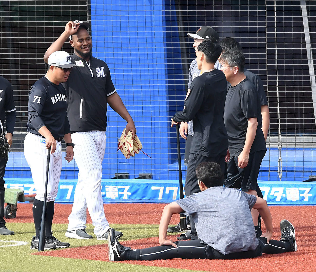 ロッテ対巨人　試合前、巨人スタッフと話をするロッテのメルセデス（左から2人目）と村田打撃コーチ（左端）（撮影・たえ見朱実）