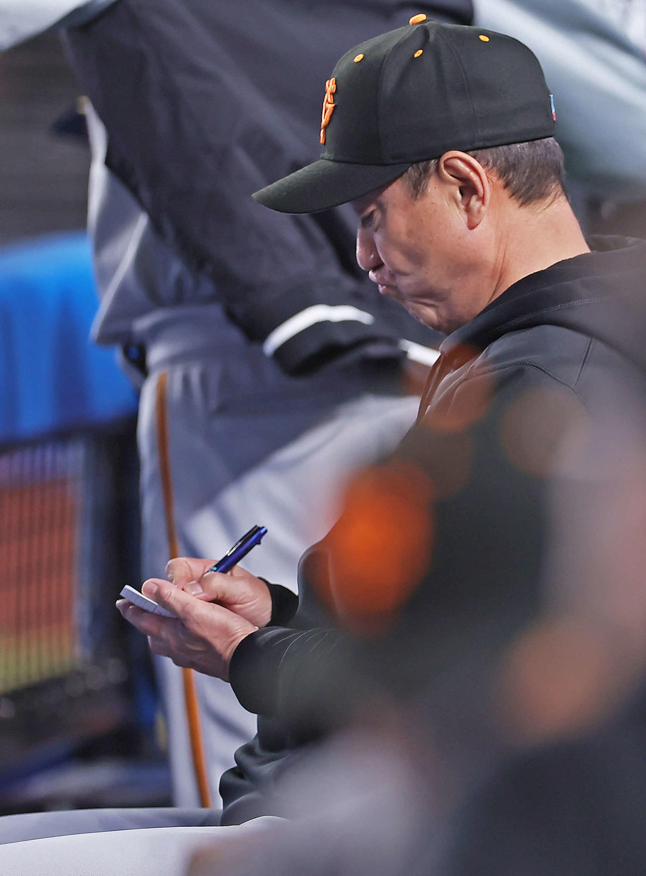 ロッテ対巨人　渋い表情でメモを取る巨人原監督（撮影・足立雅史）