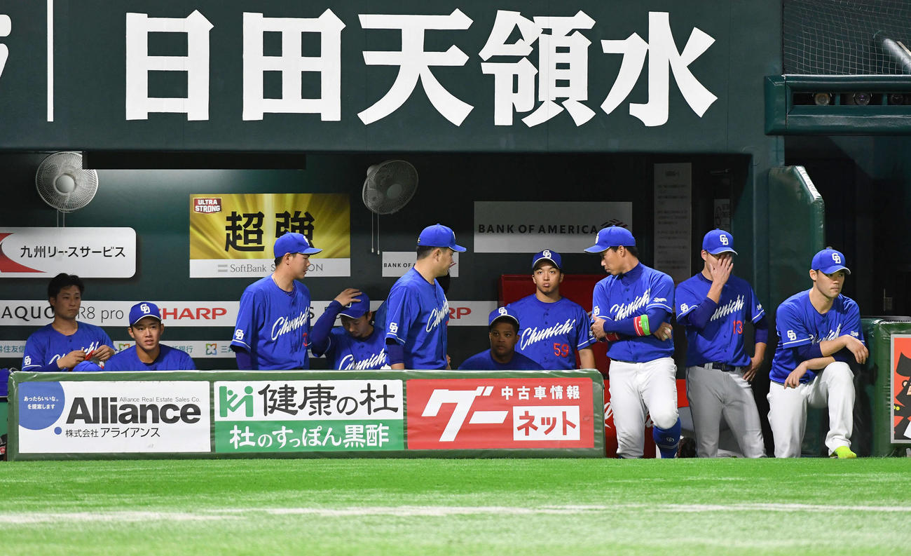 ソフトバンク対中日　ソフトバンクに大敗し、厳しい表情を見せる福谷浩司（右端）ら中日ナイン（撮影・岩下翔太）