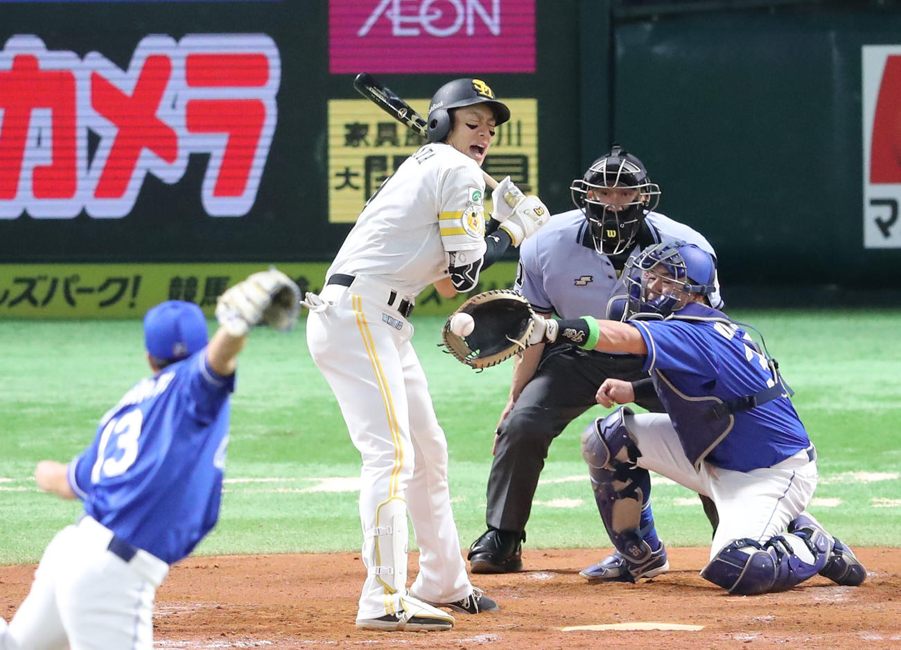 4回裏、柳田に死球を与える中日橋本（撮影・梅根麻紀）