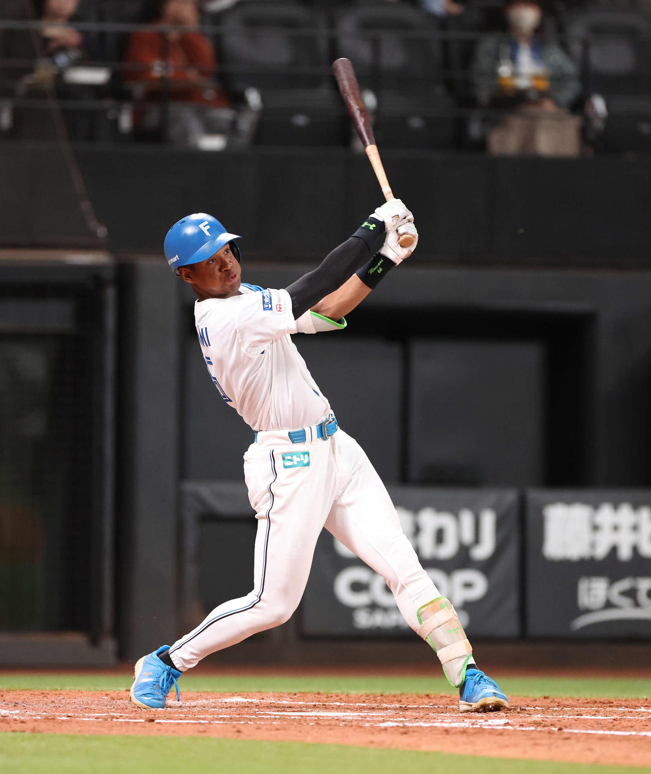 日本ハム対ヤクルト　4回裏日本ハム無死、万波は同点となる右越え本塁打を放つ（撮影・佐藤翔太）