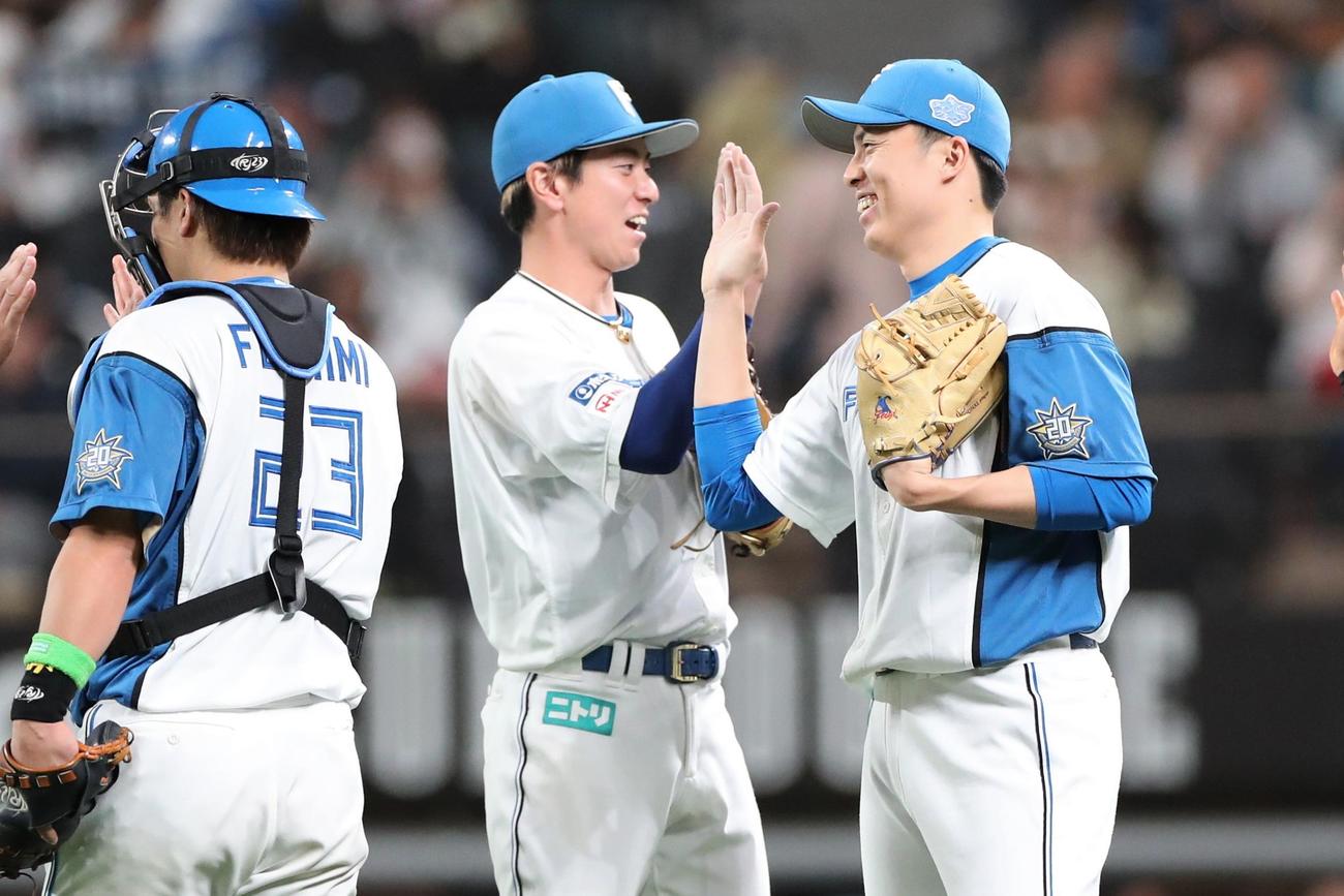 日本ハム対ヤクルト　試合後、笑顔でナインを出迎える田中正（右）（撮影・黒川智章）
