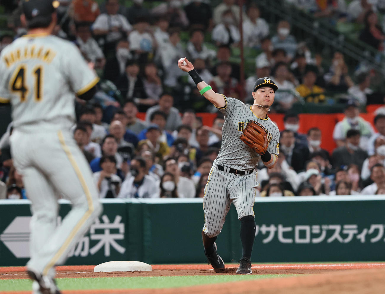 西武対阪神　7回裏西武無死、佐藤輝は源田の打球を捕球（撮影・加藤哉）