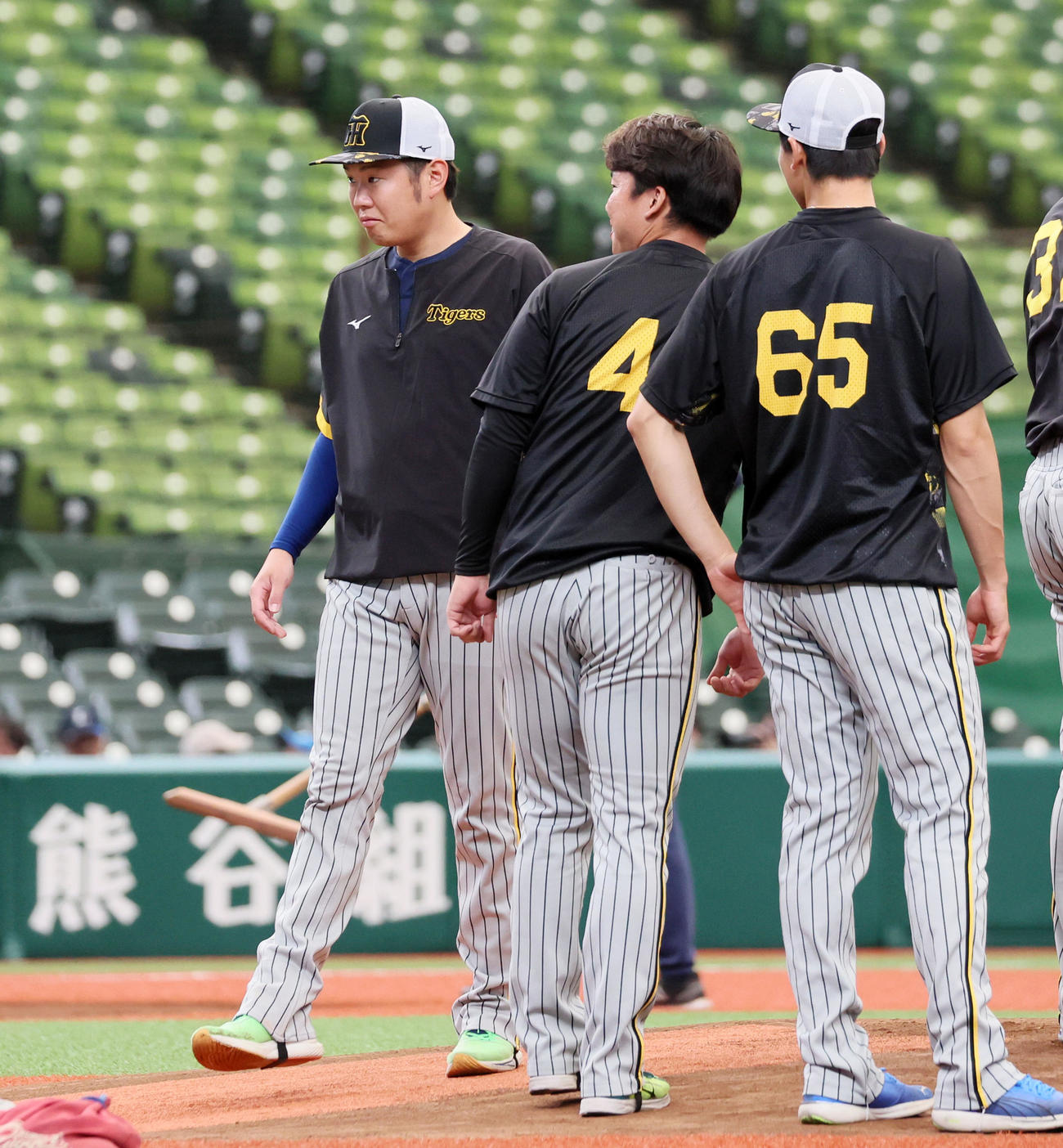 西武対阪神　マウンドを確認する西勇（撮影・加藤哉）