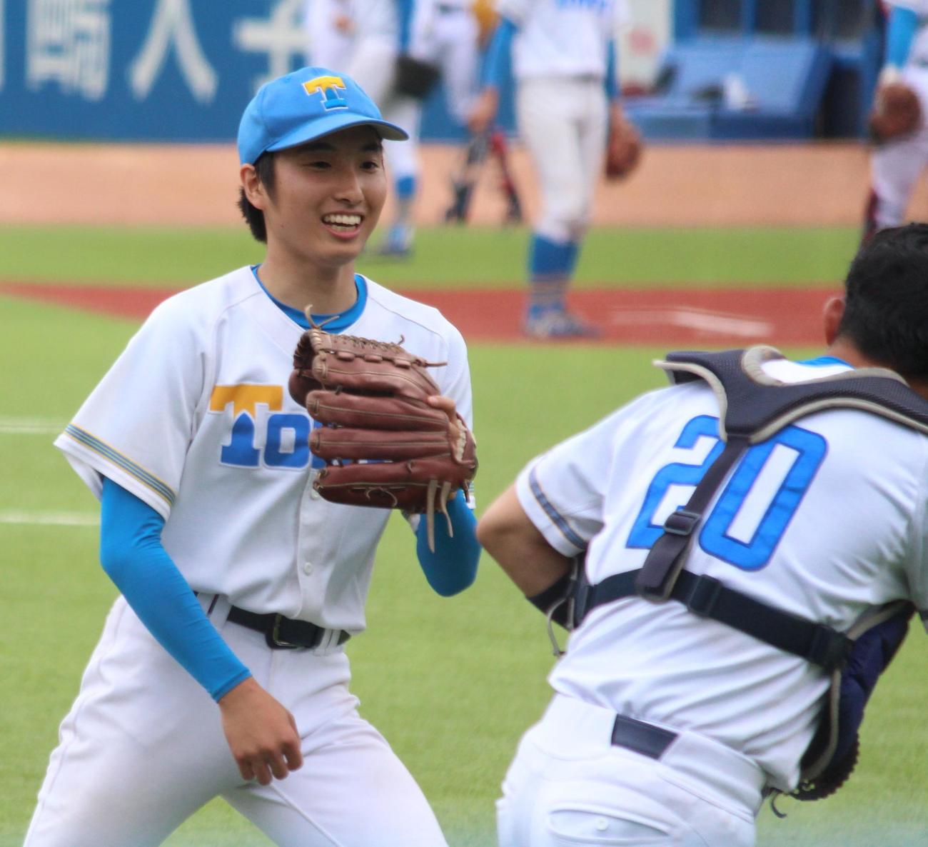 東大対明大　イニング間に笑顔を見せる東大・渡辺（撮影・保坂恭子）